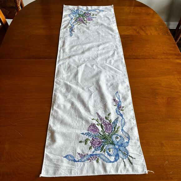 Vintage Hand Embroidered Table Runner Purple & Blueโ Floral Bouquet with Ribbon - Picture 2 of 8